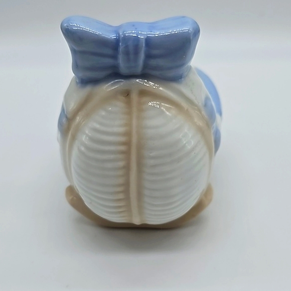 Ceramic kitty cat in basket with blanket figurine - Picture 4 of 8